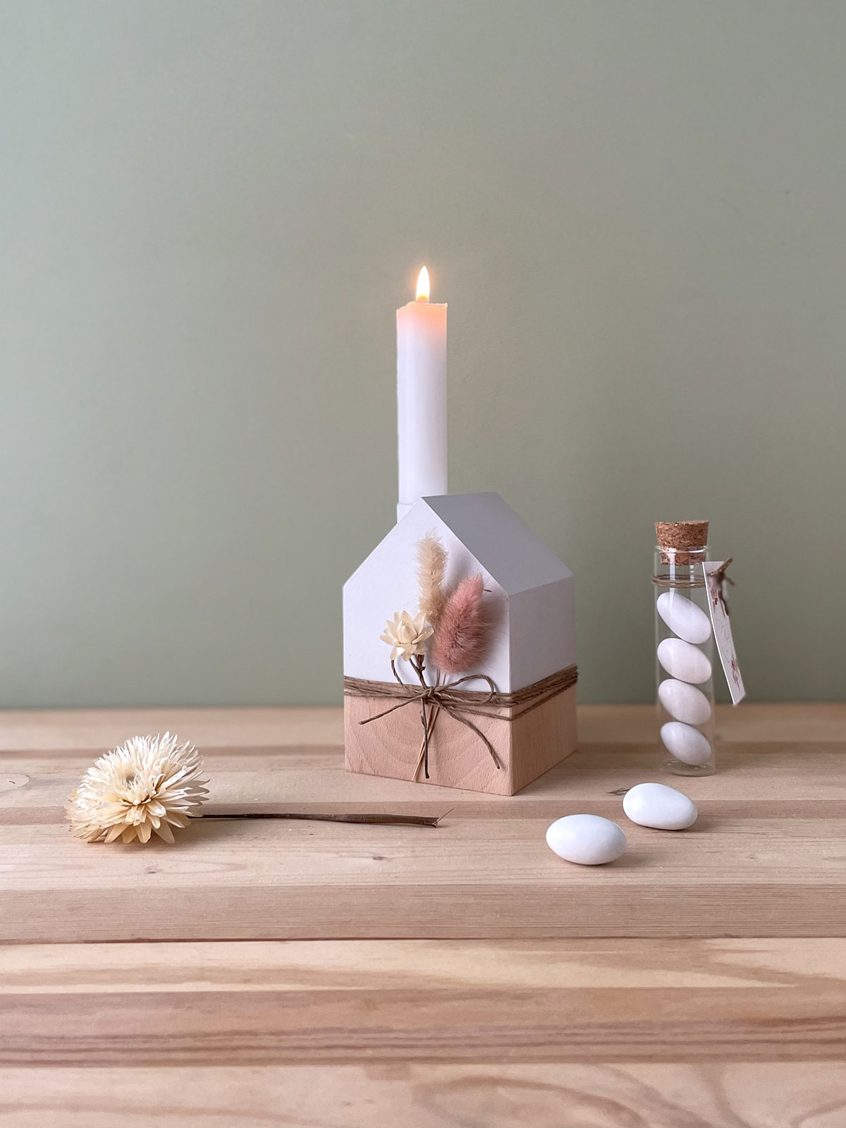 Casetta in legno di faggio con confetti in vasetto di vetro, candela e bastoncini inclusi